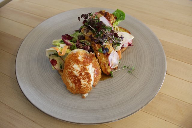 Tandoori Chicken mit Chicorée, Abersee Frischkäse und Marillen Chutney.