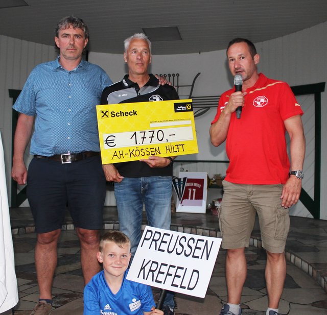 Spendenaktion der AH Mannschaft Kössen: Scheckübergabe von Feiner Hermann (li.)an den Vorstand von Preußen Krefeld.