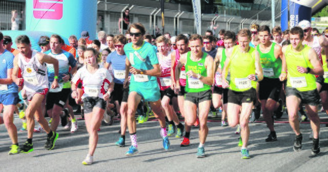 Start zum 9. Sparkassen Businesslauf. Die Laufsportler nehmen den Kampf gegen die Uhr auf.