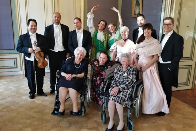 Die beiden Bewohnerinnen der SeneCura Residenz Oberdöbling lauschten den Klängen des Wiener Residenzorchesters.