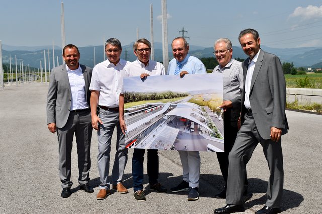 Unternehmer und Wirtschaftskammer wollen eine fertige Koralmbahn: Gerold Grill (SVI), Bgm. Alois Resch, Josef Herk, Manfred Kainz (beide WKO) und Erich Urch (Mus-Max) mit Dietmar Schubel von den ÖBB (v.l.)