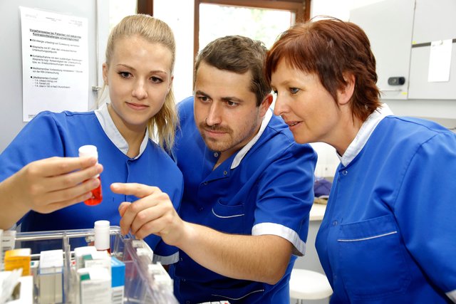 Die Ausbildung kann ab dem Alter von 17 Jahren angetreten werden. Sie spricht aber auch Wiedereinsteiger und Berufswechsler an.  | Foto: OÖ. Gesundheitsholding