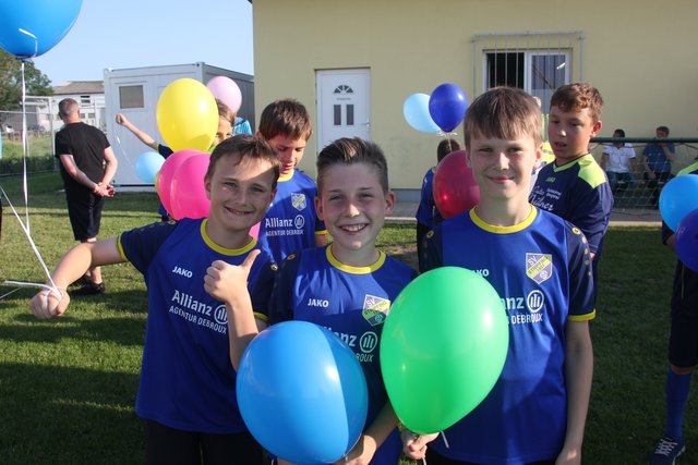 Der Nachwuchs mischte bei der Meisterfeier mit Luftballons mit