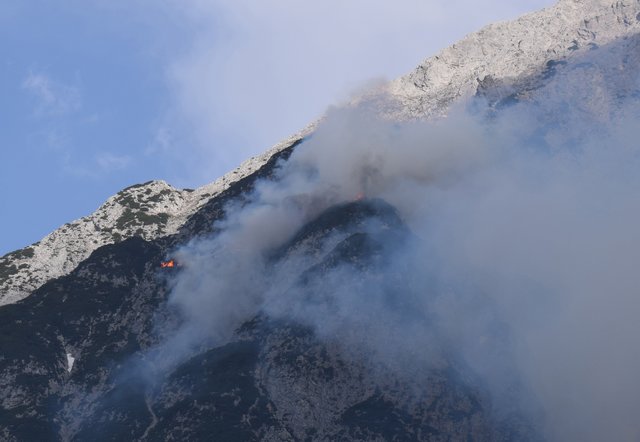 Aus noch unbekannter Ursache kam es zu einem Waldbrand in Absam.