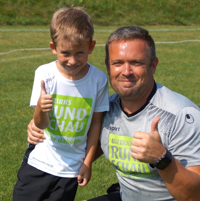 Peter Erlach (r.) fördert den Nachwuchsfußball.