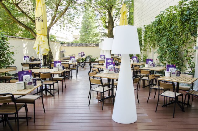Der gemütliche Gastgarten im Innenhof lässt jeden Besucher den Trubel der nahen Landstraße sofort vergessen. Und im Freien schmecken die original "Roither´s Ripperl" gleich noch besser.