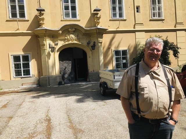 Anton Hochstöger krempelt beim Schloss Liechtenstein die Ärmel hoch.