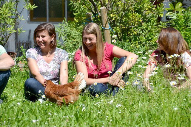 Trainerin Anna Oblasser-Mirtl (Mitte) mit den Seminarteilnehmerinnen Christine Berghammer (l.) und Sabine Hackenschmiedt (r.).