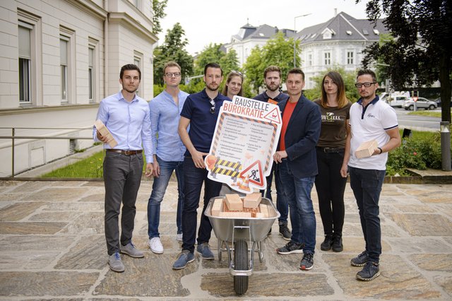 Die Junge Wirtschaft Kärnten übergab das 10-Punkte-Programm an Wirtschaftsreferent Sebastian Schuschnig