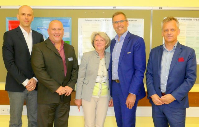 "Entrepreneurship Day" Organisator Hrvoje Tadic, Lehrer Klaus Steidl, "Erasmus" Lehrerin Christine Ankerle, Direktor Markus Höfle und Direktor Stv. Martin Knapp (v.l.) beim zweiten Entrepreneurship Day der HLW/FW Kufstein. | Foto: Florian Haun