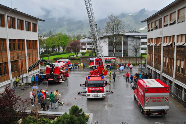 Mit dem Besuch in der Schule will die Feuerwehr das Interesse an ihrer Organisation fördern.