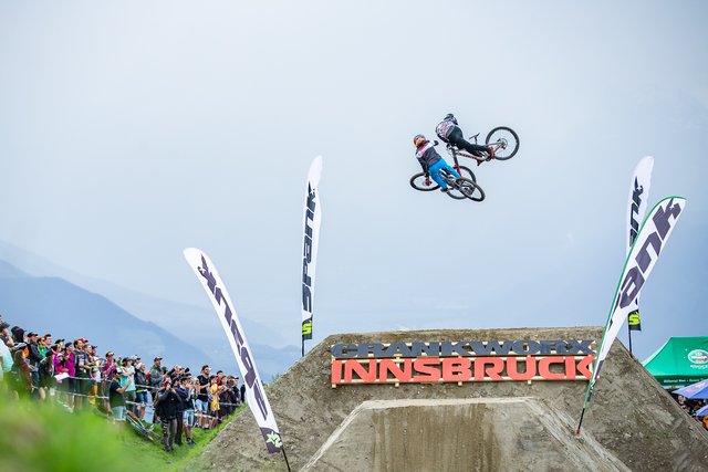 Angesichts dieser Bilder vom ersten Crankworx Bewerb wird das Motto klar: "Fly like an eagle!"