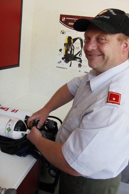 Martin Huber beim Installieren der Sauerstoffflaschen. | Foto: Schiefer/BRS