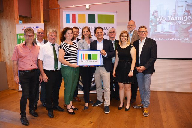 Präsentierten in Weiz die neue Kampagne: Manfred Hohensinner, Michael Russ, LAbg. Hubert Lang, Julia Fandler, Horst Fidlschuster, LR Barbar Eibinger-Miedl, LH-Stv. Michael Schickhofer, Markus Horn, Rebekka Köll, Ewald Selvicka, Bernhard Stranzl.