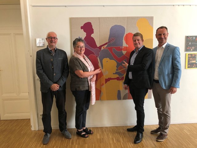 Landesmusikschul-Direktor Markus Presenhuber, Marianne Kneidinger (Textiles Zentrum Haslach), Mario Wolfesberger (Filialleiter der Sparkasse Mühlviertel West in Haslach) und Bürgermeister Dominik Reisinger (v. l.).  | Foto: Foto: Gemeinde Haslach 