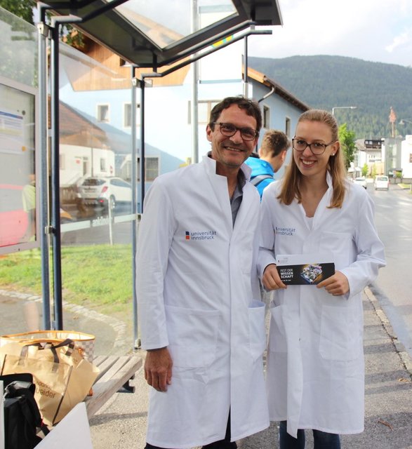 Stellten sich gerne in den Dienst der Wissensvermittlung im öffentlichen Verkehr: Bernhard Fügenschuh, Vizerektor Universität Innsbruck, und Geologe ´und die 1. Vorsitzende der ÖH, Johanna Beer