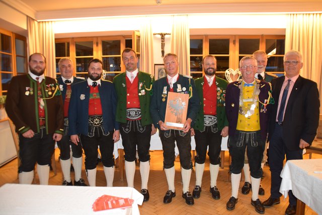 Preisverteilung Bezirksschießen: Martin Schönherr, Fritz Gastl und Bürgermeister Siegmund Geiger gratulierten.