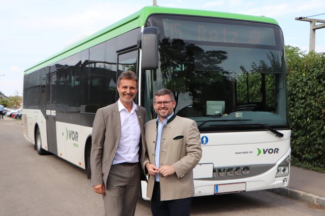VOR-Geschäftsführer Wolfgang Schroll und Landesrat Ludwig Schleritzko vor einem der neuen Busse, die ab Anfang August im Waldviertel zum Einsatz kommen | Foto: Verkehrsverbund Ostregion