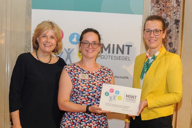 BM Iris Rauskala überreichte der Musikmittelschule Stallhofen die Auszeichnung.