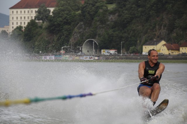 Monoskifahrer Helmut Marco Maisinger von der Wasserskischule Linz in Action.