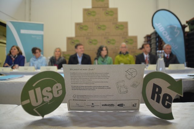 Mit speziellen "ReUse"-Boxen werden gute, saubere Gebrauchtwaren in Wörgl gesammelt und dann der Volkshilfe und dem Roten Kreuz übergeben.