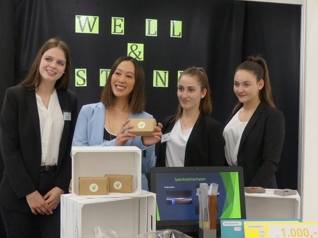 Besser kann man das Shampoo nicht präsentieren. Sophia Nadegger, Moderatorin Miriam Hie, Heda Murtaewa und Carina Gsenger.