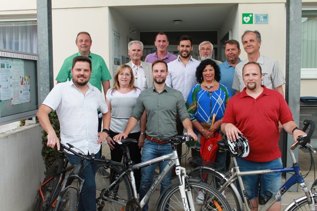Die Gemeinderäte bei der ersten „GEHmeindeRADsitzung" in Ennsdorf.