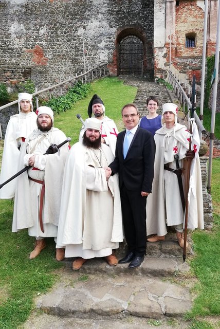 Stiftungsadministrator Gilbert Lang begrüßte die Templer-Brüder auf der Freitreppe der Burg. | Foto: Burgstiftung Güssing