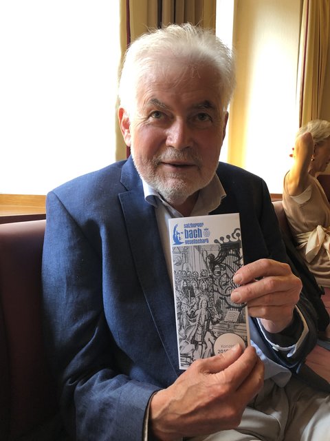Albert Hartinger, Vorsitzender der Bachgesellschaft stellte im Cafe Fürst das neue Konzert-Programm vor.