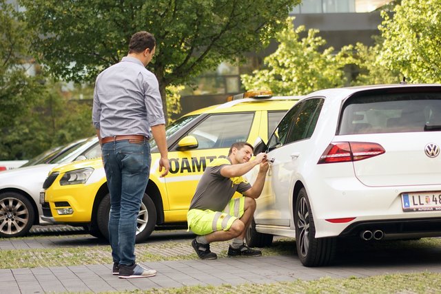 ÖAMTC-Pannenhelfer öffnet Fahrzeugtüre