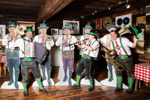 Das Schneiderwirt Trio mit ihren Vorfahren, den "Kern Buam". Am Sonntag wird zum Marsch der Steirer geladen.