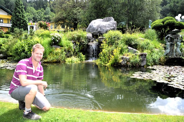 Gärtner und Landschaftsarchitekt Karl Winkler vor seinem Naturbiotop auf dem Firmengelände in Seeboden