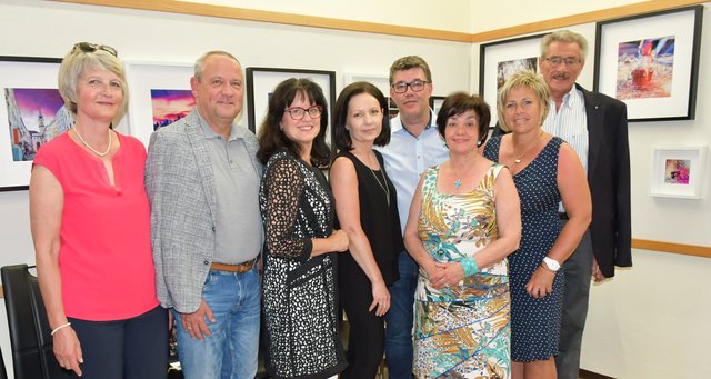 V.l.n.r.: LAbg. a.D. Eva Maria Gattringer, LAbg. Wolfgang Stanek, Bürgermeisterin Gisela Gabauer aus Gallneukirchen, Petra und Johannes Kapl, Obfrau Maria Hackl , Bürgermeisterin Daniela Durstberger aus Lichtenberg und Landeshauptmann-Stv. a.D. Karl Albert Eckmayr. | Foto: Kapl
