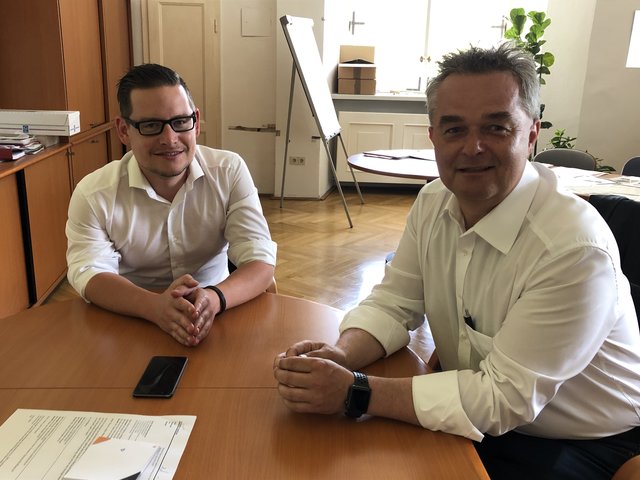 Ingo Reisinger (rechts) mit Pressesprecher Christoph Miksch am Tag der Verkündung.