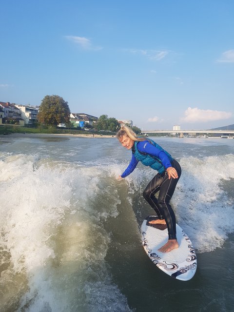 Selbst Surfen ist auf der Donau möglich – hinter einem speziellen Motorboot, das eine stehende Welle erzeugt. | Foto: Wasserskischule Linz