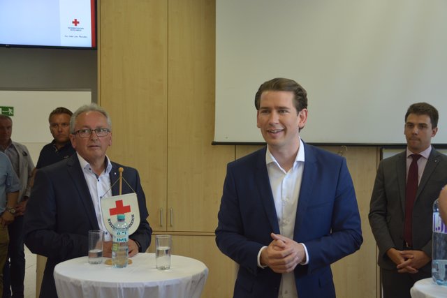 Ex-Kanzler Sebastian Kurz im Gespräch mit Rettungsorganisationen.