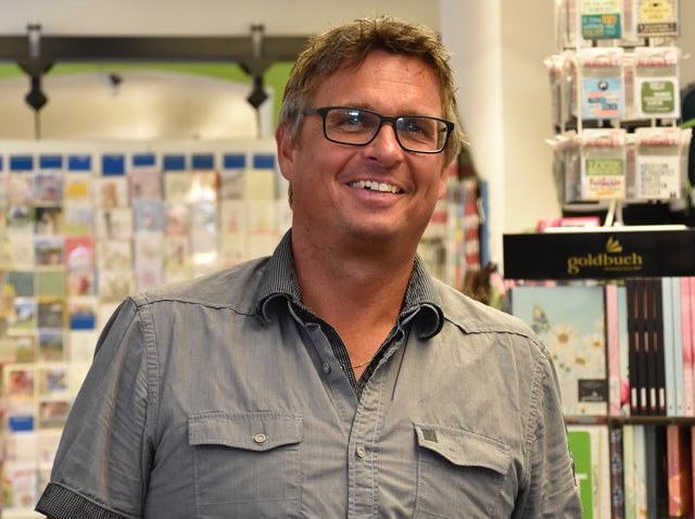 Christian Kirschnek in seinem Geschäft "Kirschnek Bürobedarf" in der Halleiner Altstadt.
