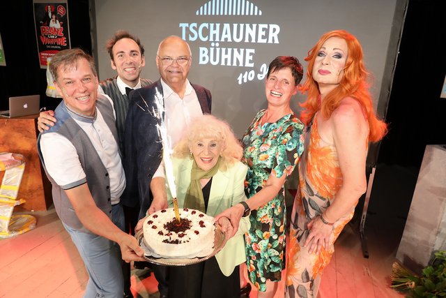 Markus Richter, Jürgen Kapaun, Harry Kopietz, Stegreif-Legende Emmy Schörg, Direktorin Monika Erb und Lucy McEvil | Foto: Katharina Schiffl