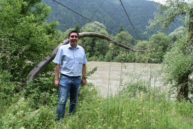 Die Wasserleitung - derzeit noch über der Drau - ist veraltet und wird - unter der Drau hindurch - neu verlegt | Foto: Niedermüller