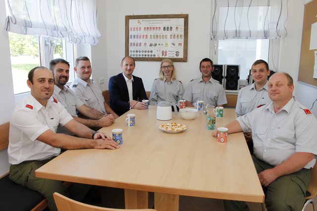 Das Kommando der FF Emprechting v.l.: Kommandant Josef Vogelmayer, Roman Janker, Florian Schaschinger, Thomas Priewasser, Birgit Gruber, Stephan Auleitner, Martin Renetzeder und Martin Huber. | Foto: Schiefer/BRS