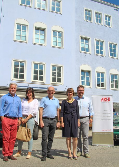 Die beiden AREV-Geschäftsführer Gerald Hommer (l.) und Claus Pargfrieder (r.) mit AREV-Immobilientreuhänderin Karin Hattinger (2.v.l.), Georg Brunner von Real-Treuhand Immobilien (3.v.l.) und Architektin Regina Barth-Gössler (2.v.r.).