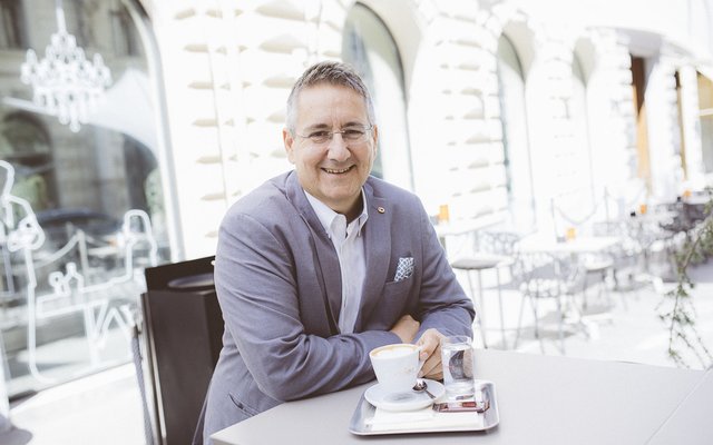 Sommerlich: Casino-Direktor Andreas Sauseng im Gastgarten