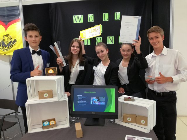 Moritz Müllner, Sophia Nadegger, Heda Murtaewa, Carina Gsenger und Thomas Schweiger von der HAK St. Johann sind stolz auf ihren dritten Platz.