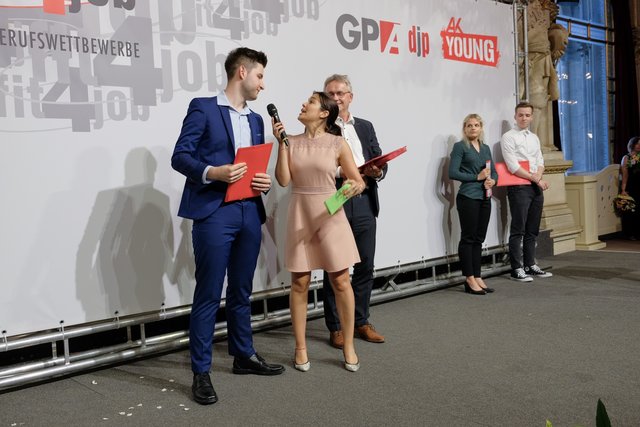 Emmanuel JOSIPOVIC, Schüler der Spar-Akademie in Wien, belegte den 1.Platz in der Kategorie „Lebensmittelhandel im 3. Ausbildungsjahr“.
Jenny Posch moderierte den Abend.