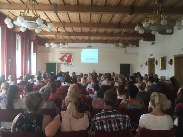 Viele Mitarbeiter aus dem Pflegebereich erschienen zur zweiten Fortbildungsveranstaltung des Sozialhilfeverbands Braunau.