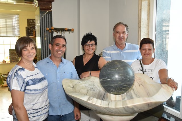 Steinmetz Kurt Schwarz (2.v.l.) und Gattin Christine (links) fungierten bei der "Langen Nacht" als Gastgeber unter anderem für Marianne Hackl (Mitte), Werner Laky und Isabella Laky.