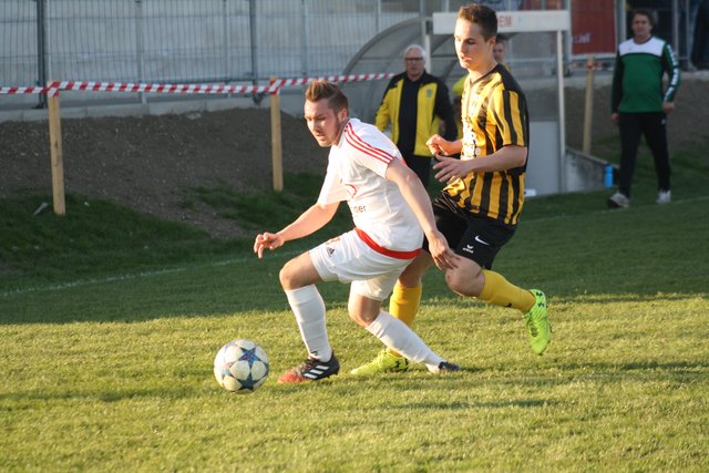 Im zweiten Jahr nach dem Aufstieg musste der SC St. Pantaleon-Erla (r. Simon Öfferlbauer im Derby gegen Mauthausen) lange zittern. Eine Runde vor dem Ende rettete man sich jedoch mit einem Last-Minute-Remis.