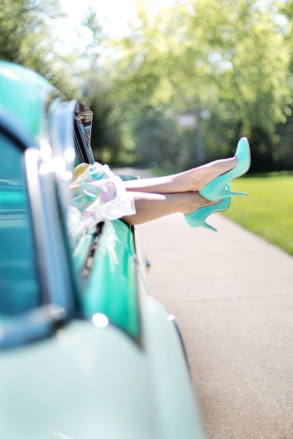 Auch bei sommerlichen Temperaturen soll auf geeignetes Schuhwerk beim Auto- und Motorradfahren geachtet werden.
