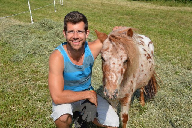 Zirkusdirektor Alexander Schneller mit Pony Anton. | Foto: Petra Weichhart