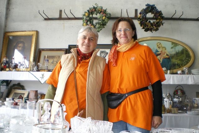 Poldi Hillebrand (links im Bild) freut sich auf zahlreiche Besucherinnen und Besucher beim Benefizflohmarkt der Großgmainer Bäuerinnen von 14. bis 15. Juni. | Foto: Salzburger Kinderkrebshilfe